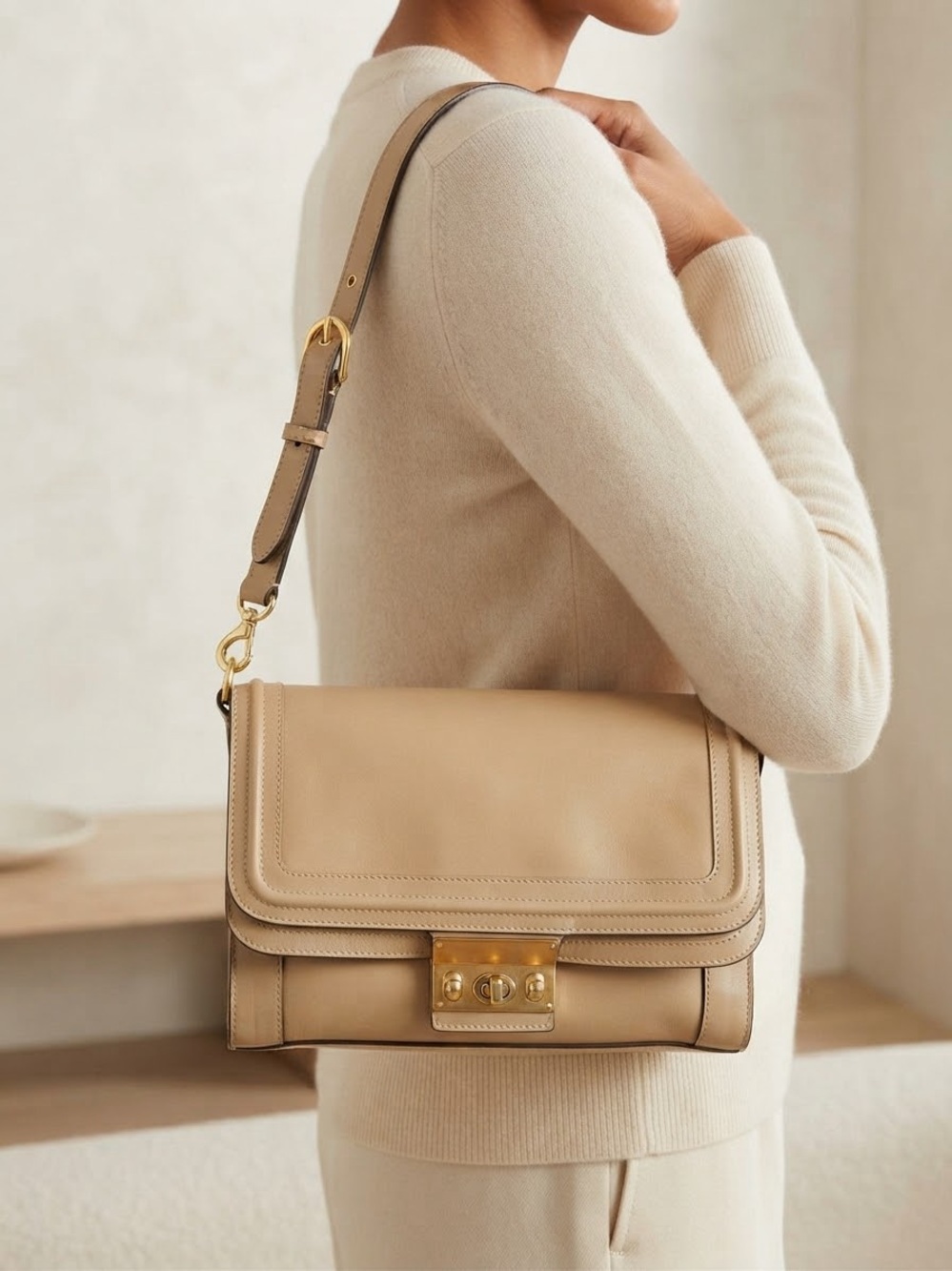Pure Collection Tan/gold leather
bag Never used has some storage
Prints EUC